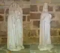 Izquierda: talla de un ángel músico. Derecha: talla de una Virgen gótica. Ambas estatuas son del siglo xiv y están situadas a la izquierda del retablo.