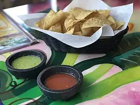 Salsa verde y salsa roja con totopos