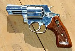 Un revólver con cañón corto y larga distancia (snubnose estadounidense) Taurus Modelo 605 calibre .357 Magnum.