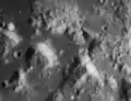 Imagen del Lunar Orbiter 4 del valle Taurus-Littrow, con el sitio de aterrizaje cerca del centro.