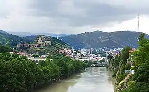 El río en el centro de Tbilisi