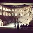 Vista desde el escenario del anfiteatro del Teatro Farnese de Parma (1618), la referencia más primitiva del modelo arquitectónico y escenográfico italiano o "a la italiana".
