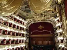 El Teatro di San Carlo de Nápoles (Italia) es el teatro de ópera en activo más antiguo del mundo.
