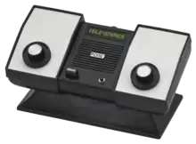 Foto de una consola de videojuegos dedicada con dos mandos.