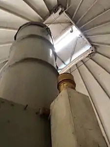 Vista al telescopio del observatorio.
