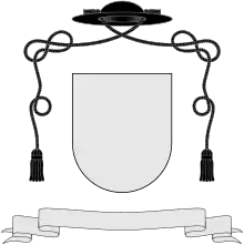 Capelo de sable con una borla por lado (y escudo en blanco), usado por sacerdotes armados en lugar de un casco.