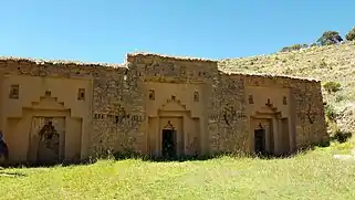 Ruinas del templo incaico en la naturaleza de la Isla de la Luna