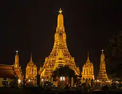 Wat Arun iluminado de noche.