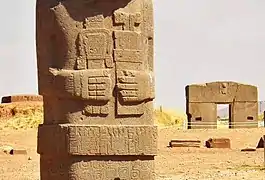 Dos tabletas sujetadas por el ser representado en el Monolito Bennett en Tiwanaku, Bolivia.
