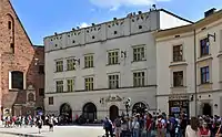 Casa de vecindad situada a un lado de la Plaza Mariacki en el Centro histórico de Cracovia