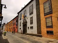 La calle con la Casa Montañés en primer término.