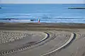 Después de la limpieza de la playa en un vehículo de limpieza.