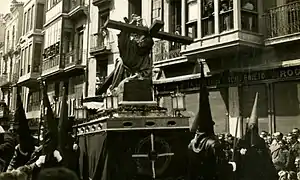 Jesús en su Tercera Caída procesionando por las calles de Zamora la tarde de Lunes Santo del año 1947.