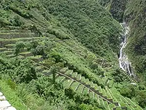 Terrazas y cascada en Choquequirao