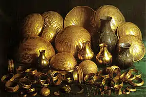 Conjunto del Tesoro de Villena. La mayor parte de las piezas son de oro, aunque hay hierro, que por aquel entonces se consideraba como precioso, y también plata y ámbar. Alcanza un peso de casi 10 kilogramos.