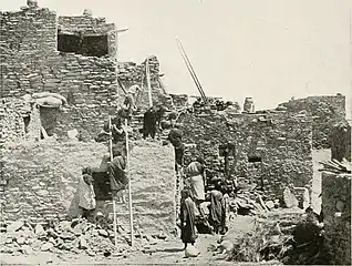 Mujeres hopi construyendo una casa en Oraibi (1917)