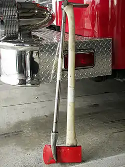 Una herramienta Halligan y un hacha , ambas herramientas comunes utilizadas por los bomberos para abrir puertas para combatir un incendio.