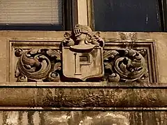 Detalles clásicos en la fachada