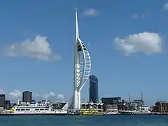 Torre Spinnaker (2005), símbolo de la recuperación del puerto de Portsmouth