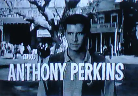 Presentación de Anthony Perkins en el reclamo.