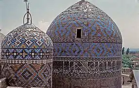 Mausoleos con tejas azules