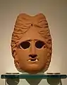 Máscara teatral dramática de doncella, en terracota, hallada en una tumba en Filipos de la época romana.
