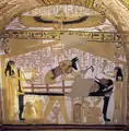 Isis (a la izquierda) y Neftis esperan mientras Anubis embalsama al difunto, siglo XIII a. C. Una Isis alada aparece en la parte superior.