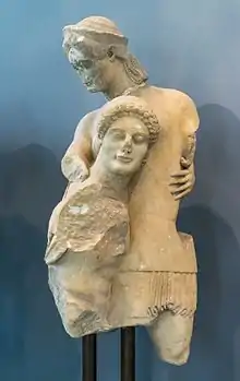 Teseo y Antíope, pieza escultórica procedente del templo de Apolo Dafnéforo de Eretria.