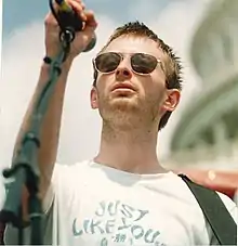 Thom Yorke actuando con Radiohead en 1998.