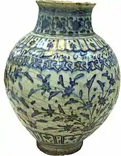 Jarra  azul y blanco, Mashhad, 1465,  pintada sobre cristal. Tengase en cuenta las influencias chinas en la decoración y una inscripción en caligrafía nasta'liq.