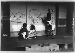 Niños dibujando sobre paneles en Japón, 1909.