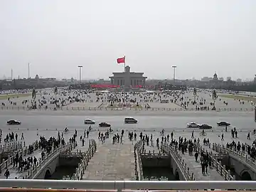 La Plaza Tiananmen (Pekín) desde la Ciudad Prohibida; al modo, el mausoleo de Mao, levantado como emulación al de Lenin. El retrato de Mao sigue presidiéndola. Es la mayor del mundo (440.000 metros cuadrados). Ha sido escenario de acontecimientos históricos importantísimos: la represión occidental a la rebelión de los Bóxers (1901) y el consiguiente asedio reflejado en la película 55 días en Pekín, la proclamación de la República Popular China el 1 de octubre de 1949 y los sucesos de 1989, en que fue tomada por estudiantes en petición de reformas democráticas, reprimidos violentamente por el ejército.
