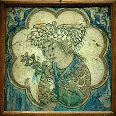 Azulejo con joven. Cerámica, pintada con recubrimiento y bajo un glaseado transparente. Noroeste de Irán, cerámica de Kubachi, siglo XVII