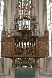 El llamado "retablo" o "altar de la Sagrada Sangre" (Heiligblutaltar), de Tilman Riemenschneider (1501—1505). Del mismo autor, o de su círculo, son el retablo de la iglesia de San Pedro y San Pablo de Detwang, el Zwölfbotenaltar y el Marienretabel de la Herrgottskirche de Creglingen.