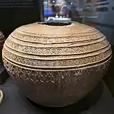 Tinajilla decorada con motivos geométricos estampillados. Periodo almohade-nazarí (ss. XIII-XIV). Procedente de la Alcazaba de Málaga.