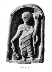 Estatuilla de Fortuna la divinidad romana, con gubernaculum (timón de barco), Rota Fortunae (rueda de la fortuna) y cornucopia (cuerno de la abundancia) hallado cerca del altar de Castlecary in 1771.