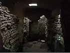 La Tumba de las Águilas es un cairn con cámara, al cual se accede por un estrecho corredor y dentro, como se observa en la fotografía, hay distintos compartimentos.