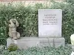 la mujer llorando ante la tumba del profesor Herbert Sandberg