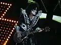 Tommy Thayer Guitarra, voz