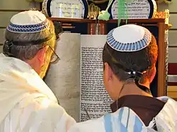 Lectura de la Torá según el rito sefardí. Sinagoga en Askelón, Israel.