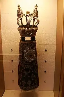 Arte sefardí. Torá con corona, pectoral y remates ornamentales. Preservada en el Museo Sefardí, Sinagoga del Tránsito, Toledo.