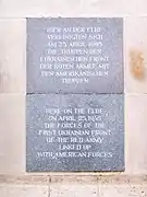 Inscripciones alemanas e inglesas en el monumento de Torgau..