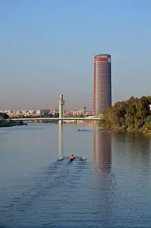 La torre vista desde el puente de la Barqueta.