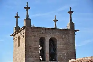 Torre de la concatedral con sus cuatro flameros.