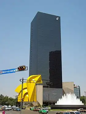 El Caballito junto a la Torre del Caballito en la Ciudad de México