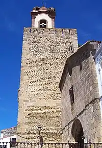 Torre del homenaje del castillo y puerta de la iglesia de Santa María