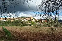 Vista parcial (occidental) de Torrealta (Valencia) desde la ribera del Turia, con detalle del torreón de los Garcés de Marcilla.