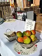 Detalle de manzanas esperiegas en el Mercado agroalimentario de la IV Fiesta de la manzana esperiega (Torrebaja, Valencia), 2016.