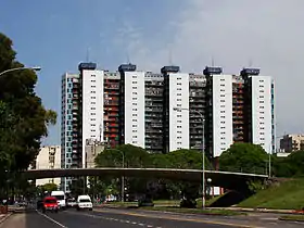 Las torres de Matheu desde el gran espacio verde, y el puente peatonal