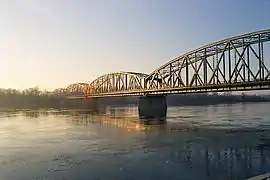 Puente sobre el Vístula en Polonia, de celosía Warren, reforzada con diagonales y montantes auxiliares para reducir las deformaciones.